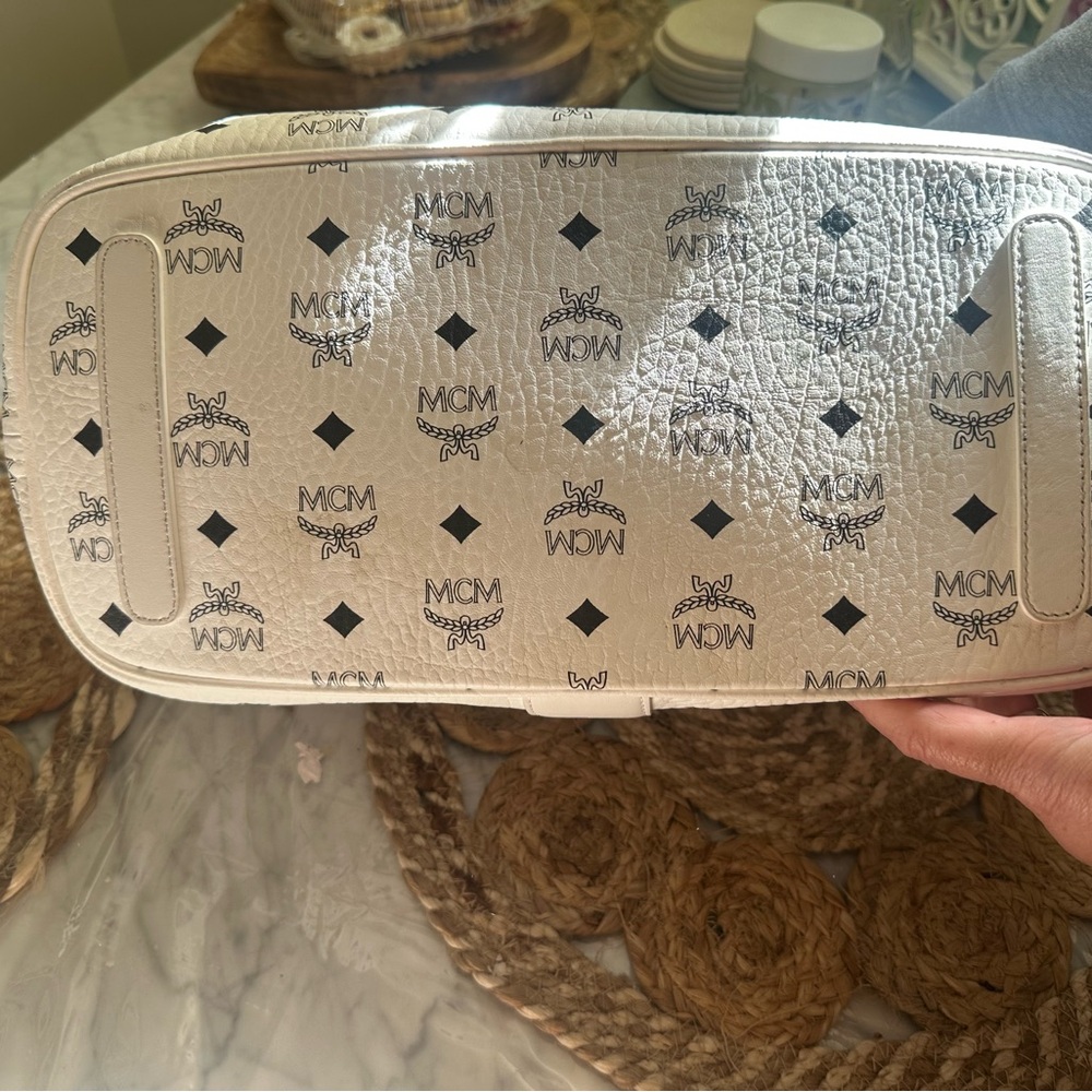 MCM white logo monogram tote with matching wristlet. - Picture 5 of 6